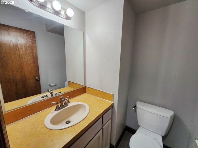 8768 Sw IROQUOIS Dr, Tualatin, OR 97062