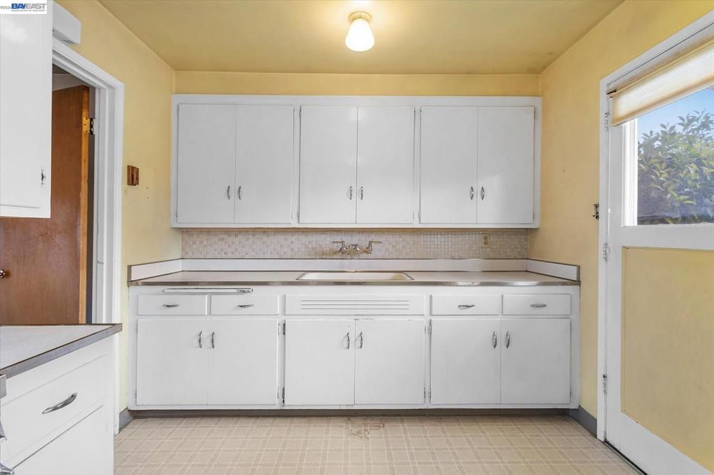 Image 5 of property listing at 26350 Stryker St, Hayward, CA 94545