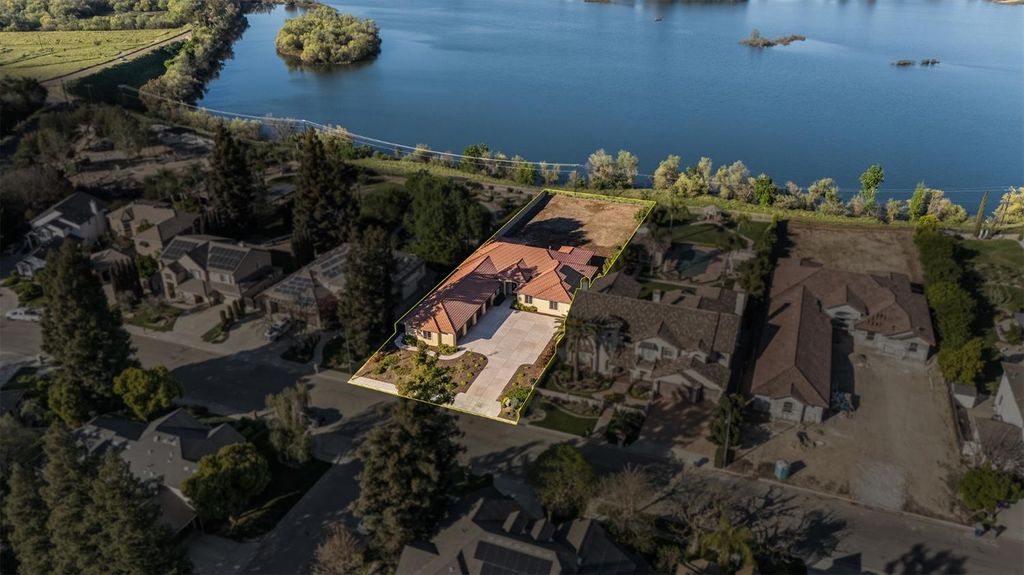 Image 3 of property listing at 4748 W Alluvial Avenue, Fresno, CA 93722