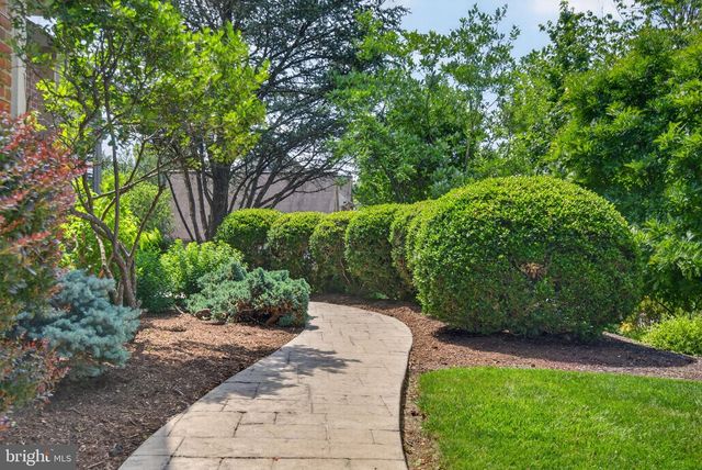 1961 GLENDOWER DR, Lancaster, PA 17601