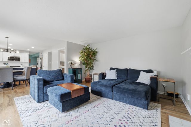 5348 Creekbend Drive, Carmel, IN 46033