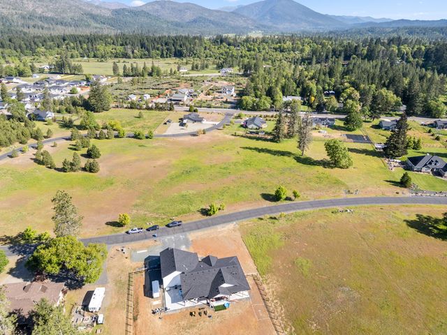 568 E Forks Circle, Cave Junction, OR 97523