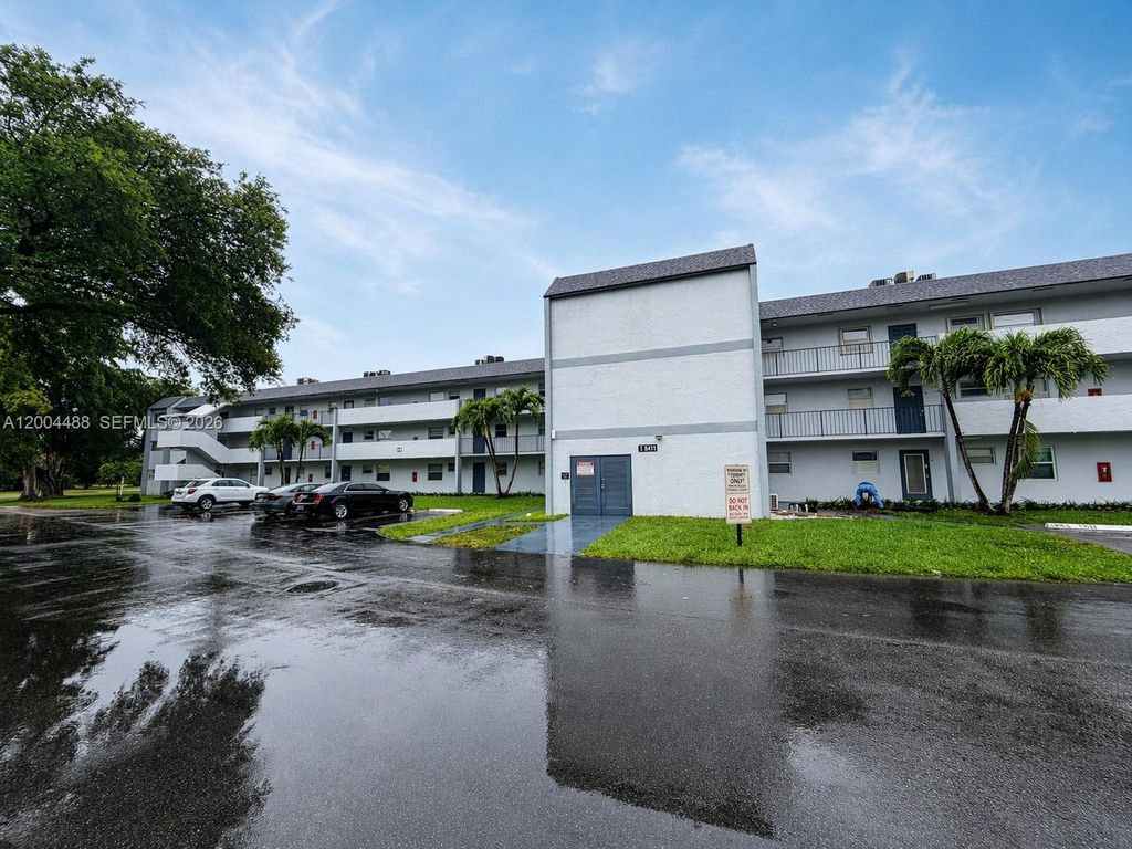 8421 Lagos De Campo Blvd 301T, Tamarac, FL 33321