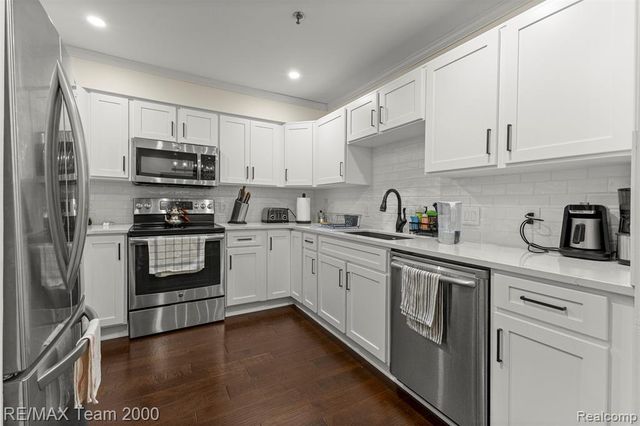 23 W Village Lane 51R, Dearborn, MI 48124