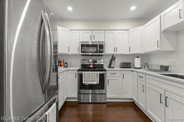 23 W Village Lane 51R, Dearborn, MI 48124