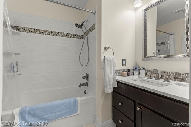 23 W Village Lane 51R, Dearborn, MI 48124