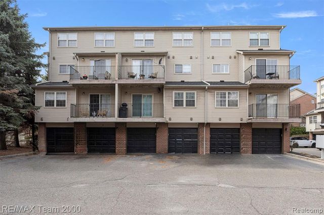 23 W Village Lane 51R, Dearborn, MI 48124