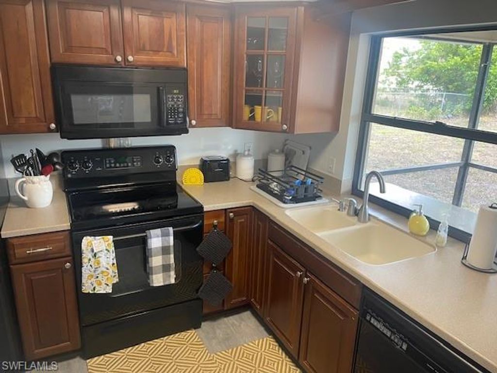 Image 3 of property listing at 934 SE 25th LN, Cape Coral, FL 33904