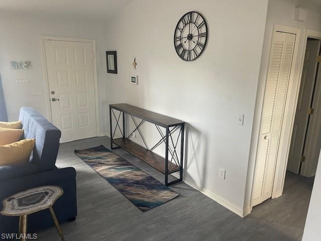 Image 5 of property listing at 934 SE 25th LN, Cape Coral, FL 33904