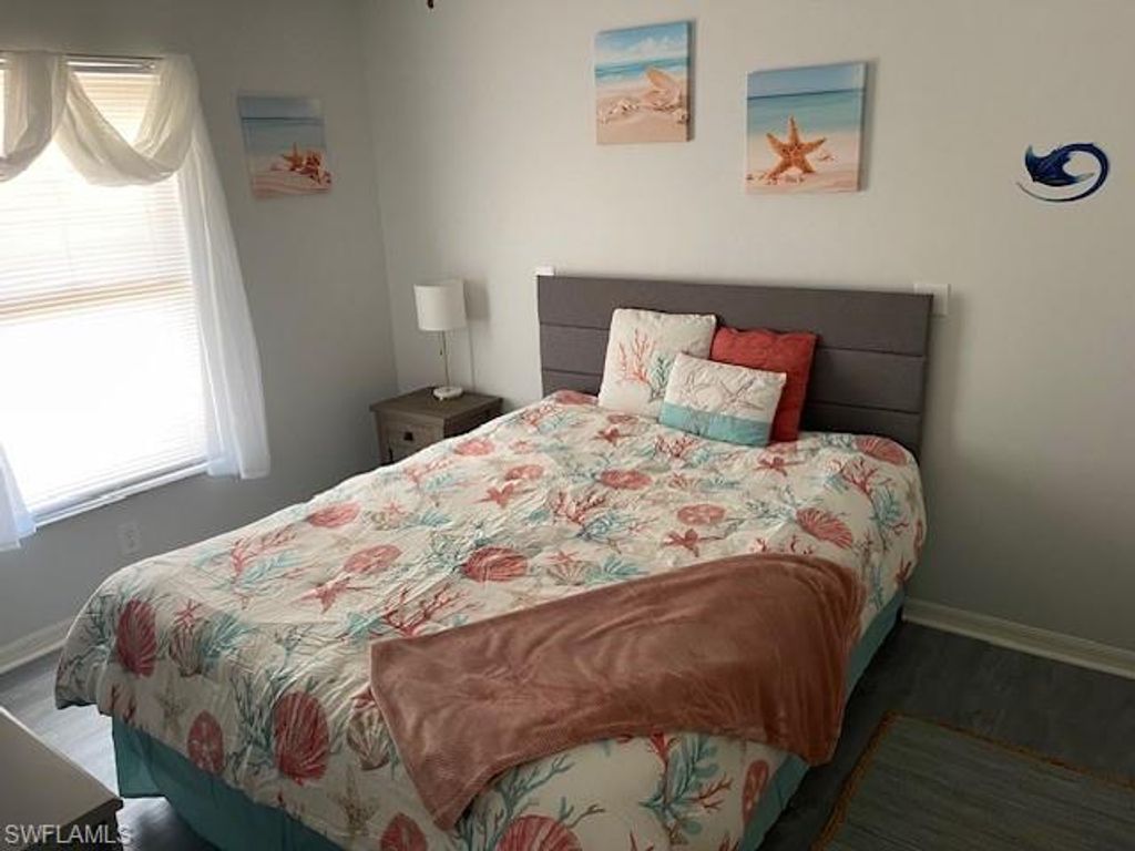 Image 7 of property listing at 934 SE 25th LN, Cape Coral, FL 33904