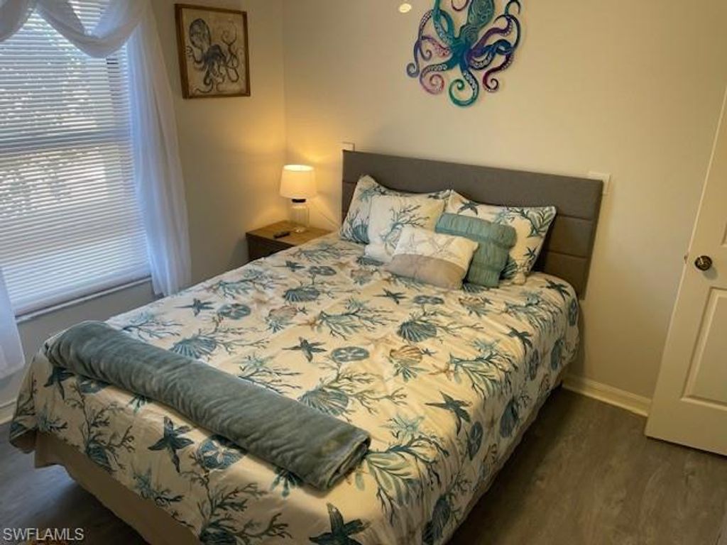 Image 8 of property listing at 934 SE 25th LN, Cape Coral, FL 33904
