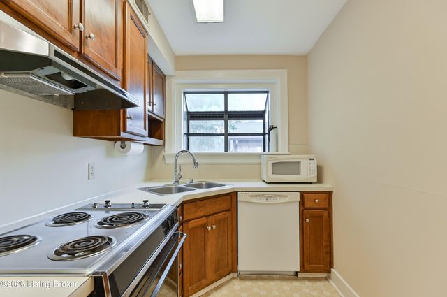 2082 Douglass Blvd APT 18, Louisville, KY 40205