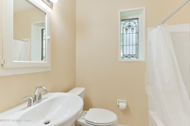 2082 Douglass Blvd APT 18, Louisville, KY 40205