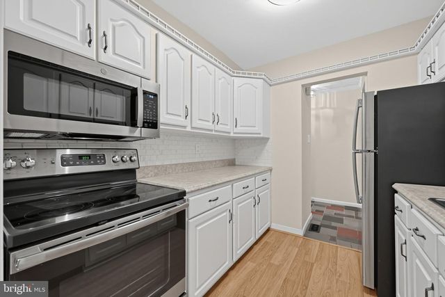300 UXBRIDGE DR, Cherry Hill, NJ 08034