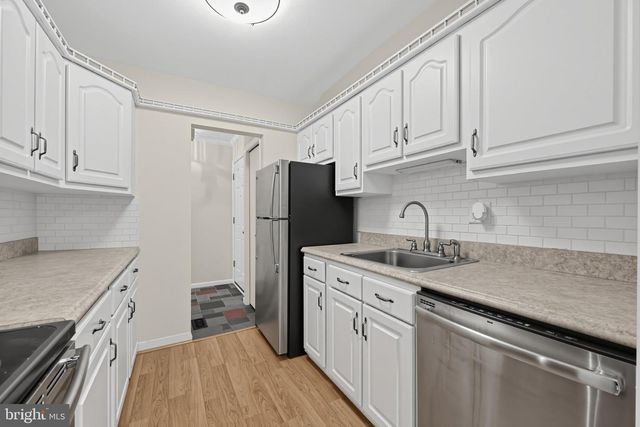 300 UXBRIDGE DR, Cherry Hill, NJ 08034