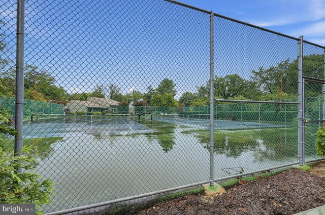 300 UXBRIDGE DR, Cherry Hill, NJ 08034