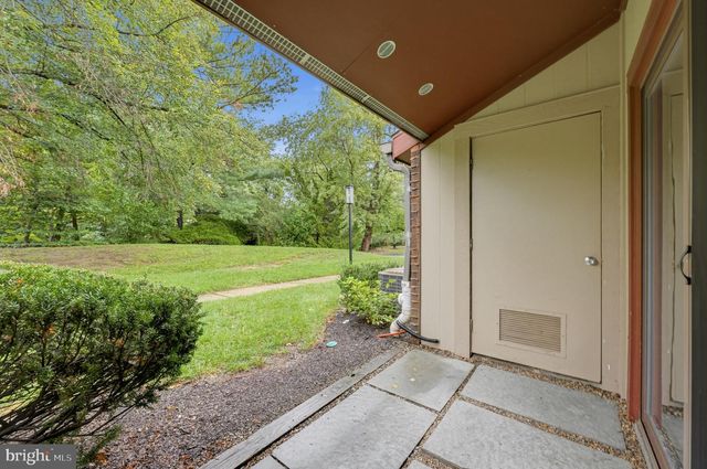 300 UXBRIDGE DR, Cherry Hill, NJ 08034