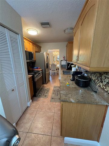 8905 NW 38th Dr 4, Coral Springs, FL 33065