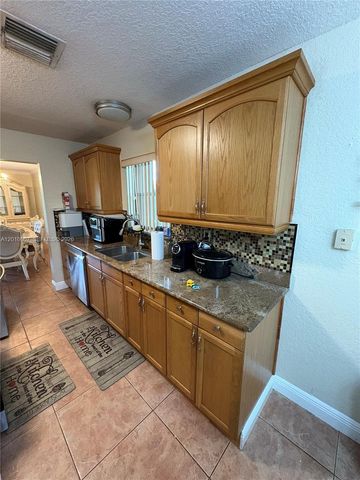 8905 NW 38th Dr 4, Coral Springs, FL 33065