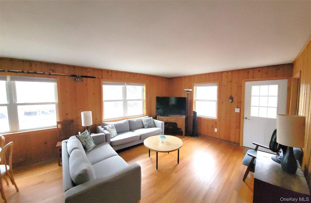 84 Oak Walk, Bay Shore, NY 11706 — exterior