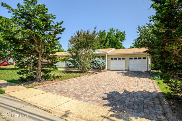 49 Newbury Road, Howell, NJ 07731