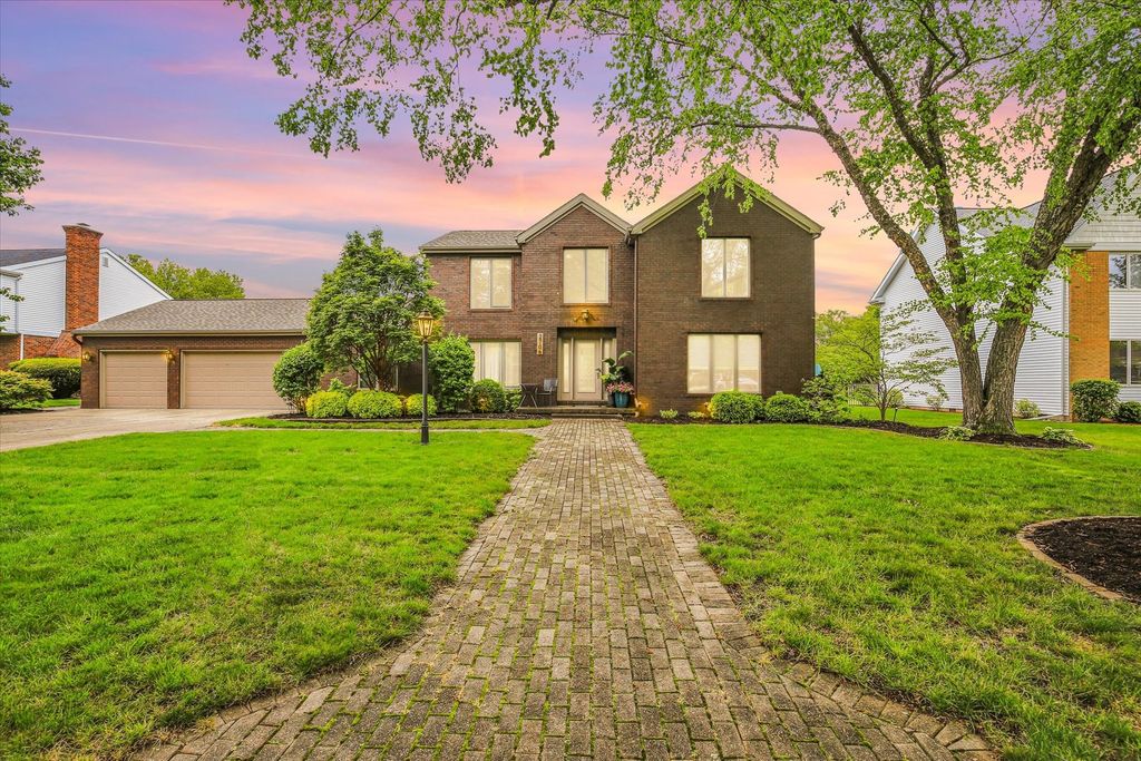 Image 12 of property listing at 2706 N Salisbury Court, Champaign, IL 61821