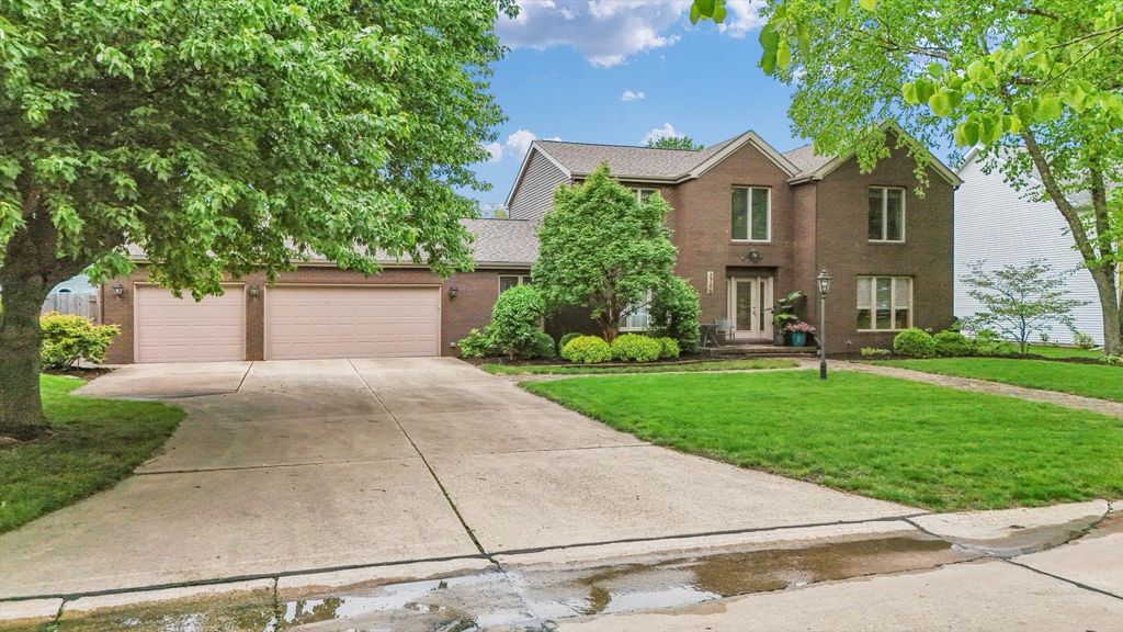Image 13 of property listing at 2706 N Salisbury Court, Champaign, IL 61821