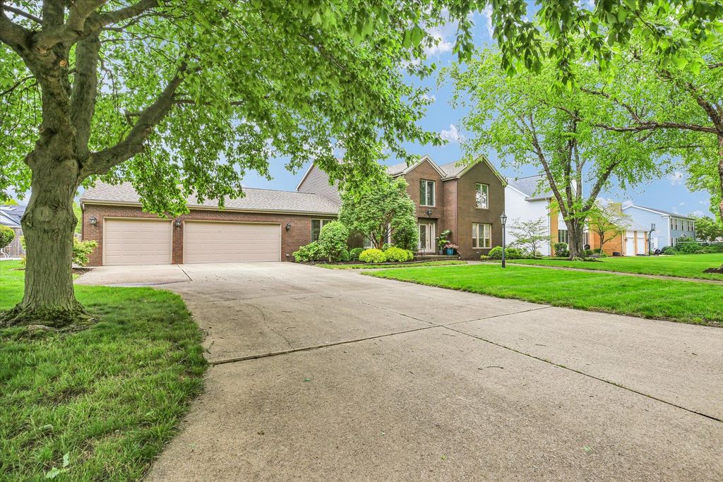Image 14 of property listing at 2706 N Salisbury Court, Champaign, IL 61821