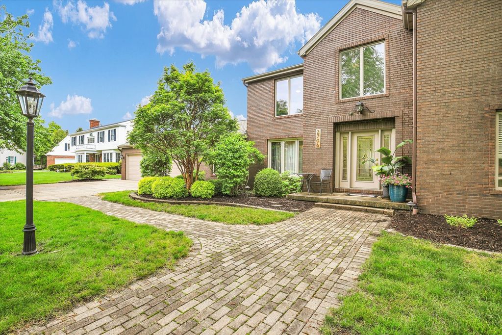 Image 15 of property listing at 2706 N Salisbury Court, Champaign, IL 61821