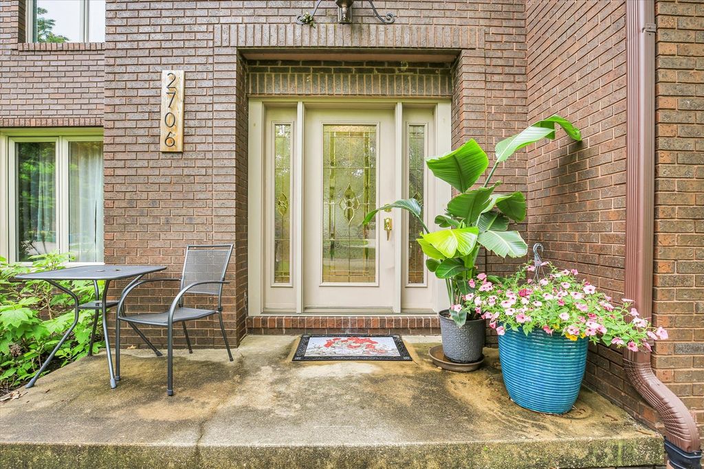 Image 16 of property listing at 2706 N Salisbury Court, Champaign, IL 61821