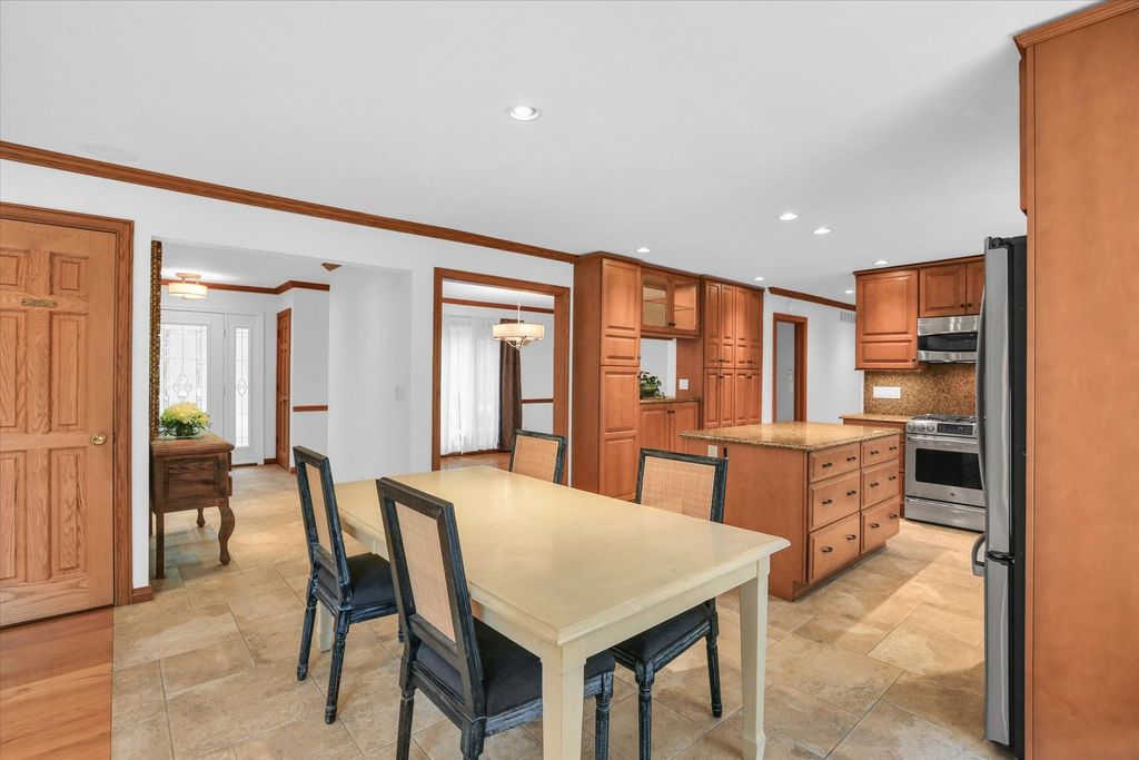 Image 20 of property listing at 2706 N Salisbury Court, Champaign, IL 61821