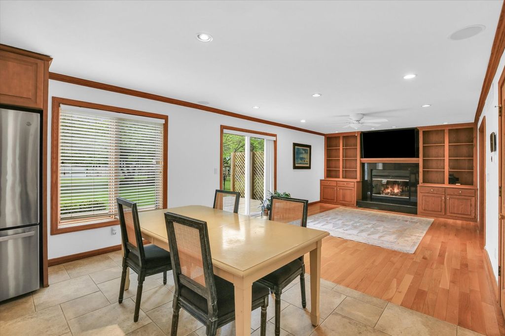 Image 3 of property listing at 2706 N Salisbury Court, Champaign, IL 61821