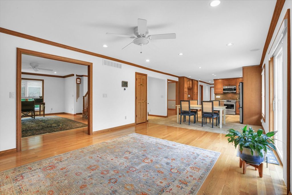Image 21 of property listing at 2706 N Salisbury Court, Champaign, IL 61821