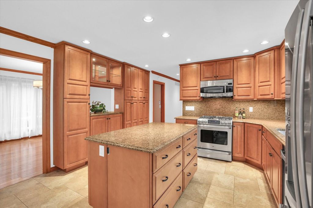 Image 23 of property listing at 2706 N Salisbury Court, Champaign, IL 61821