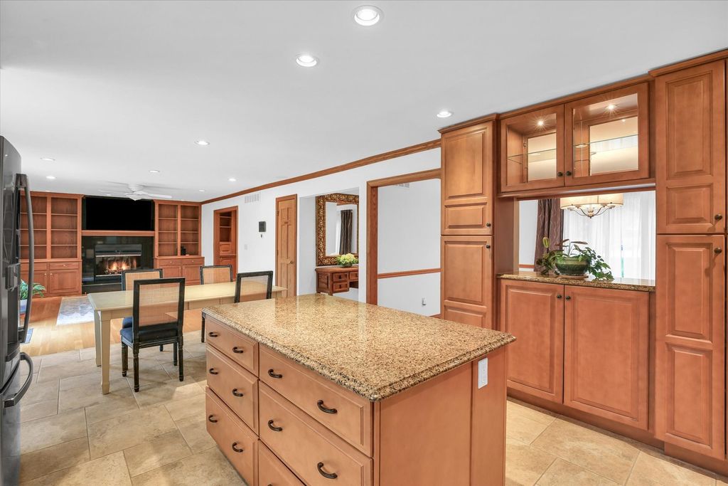 Image 24 of property listing at 2706 N Salisbury Court, Champaign, IL 61821