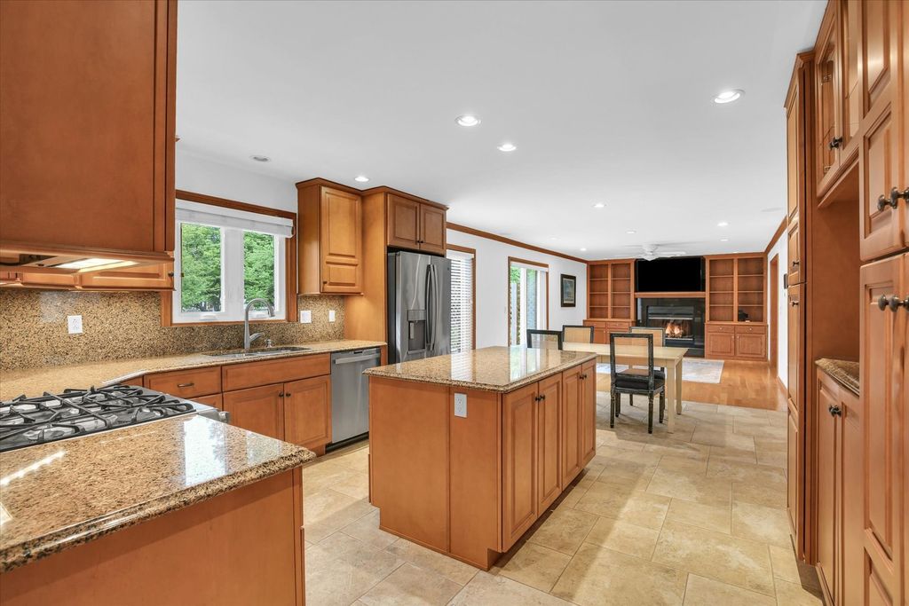 Image 27 of property listing at 2706 N Salisbury Court, Champaign, IL 61821