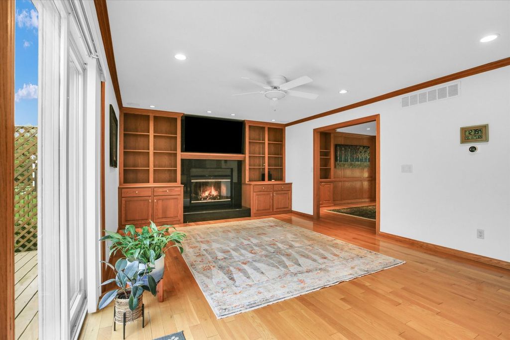 Image 4 of property listing at 2706 N Salisbury Court, Champaign, IL 61821