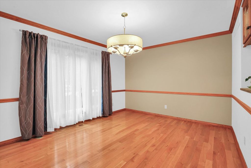 Image 31 of property listing at 2706 N Salisbury Court, Champaign, IL 61821