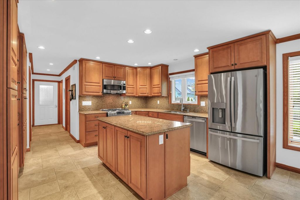 Image 5 of property listing at 2706 N Salisbury Court, Champaign, IL 61821