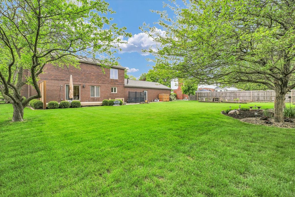 Image 50 of property listing at 2706 N Salisbury Court, Champaign, IL 61821