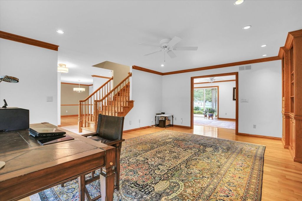 Image 6 of property listing at 2706 N Salisbury Court, Champaign, IL 61821