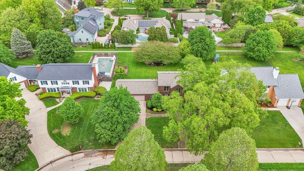 Image 57 of property listing at 2706 N Salisbury Court, Champaign, IL 61821