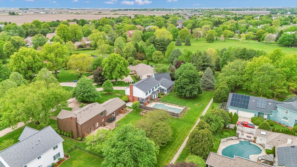 Image 58 of property listing at 2706 N Salisbury Court, Champaign, IL 61821
