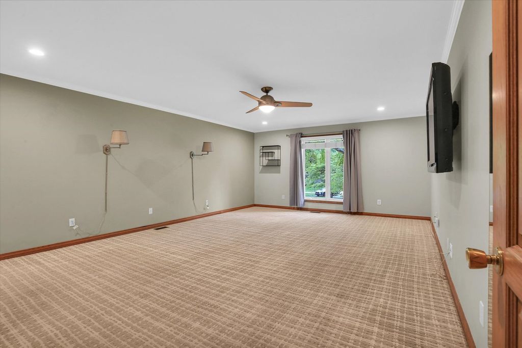 Image 7 of property listing at 2706 N Salisbury Court, Champaign, IL 61821