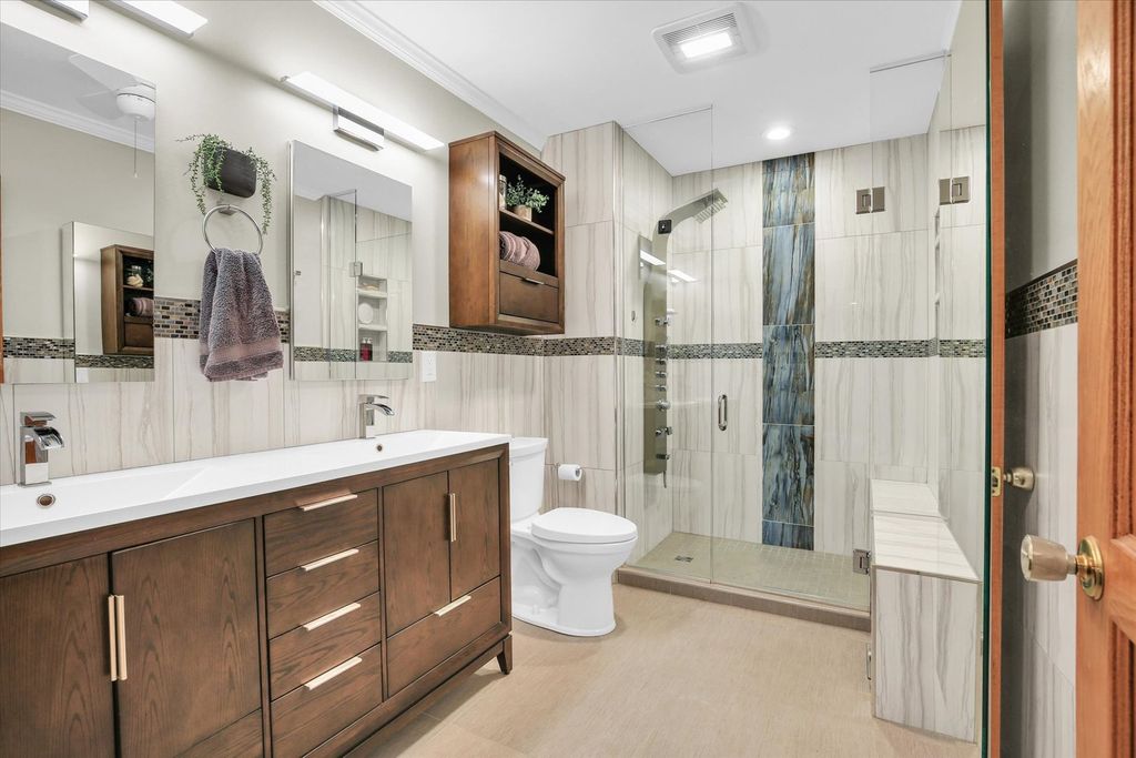 Image 8 of property listing at 2706 N Salisbury Court, Champaign, IL 61821
