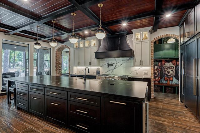 2 W Oaks Court, Montgomery, TX 77356