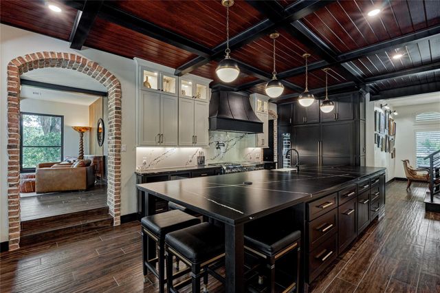 2 W Oaks Court, Montgomery, TX 77356