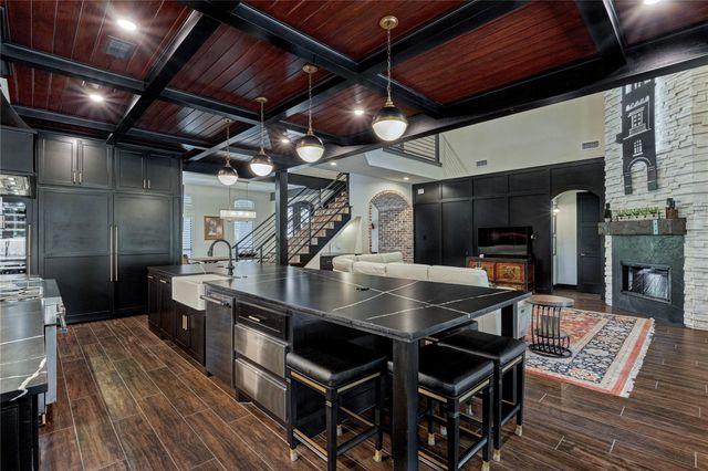 2 W Oaks Court, Montgomery, TX 77356