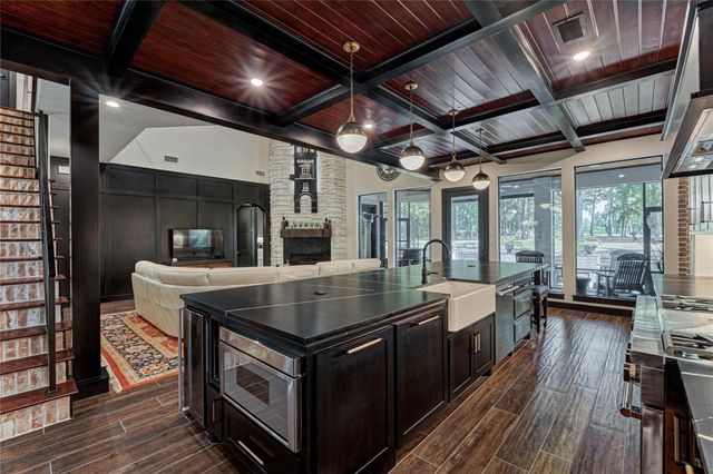2 W Oaks Court, Montgomery, TX 77356
