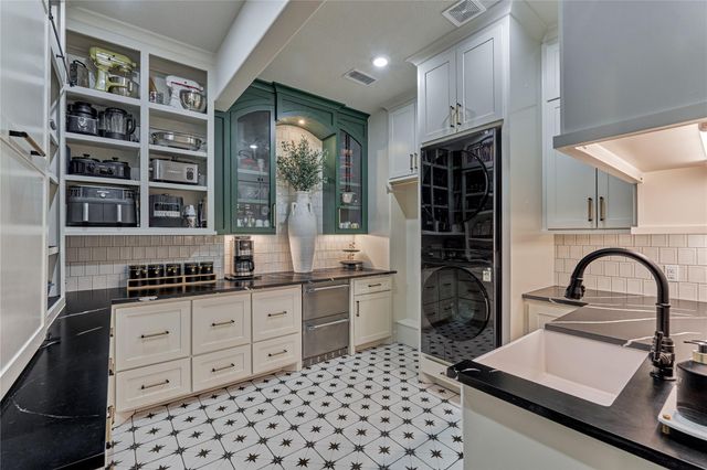 2 W Oaks Court, Montgomery, TX 77356
